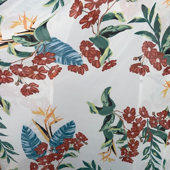 NWOT Guess Uri Tropical Floral Walk-through Shorts & Train Size Small - Picture 5 of 8